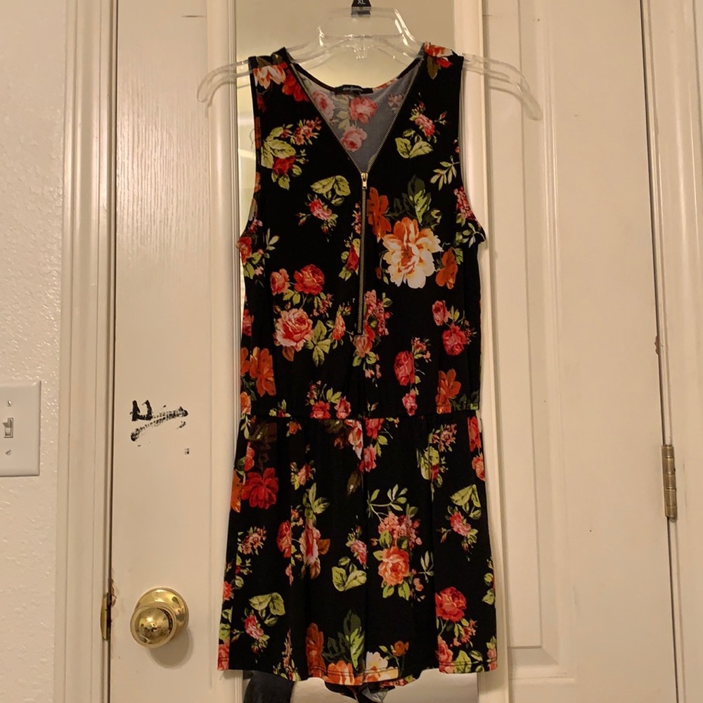 Floral Black romper✨✨✨Size M